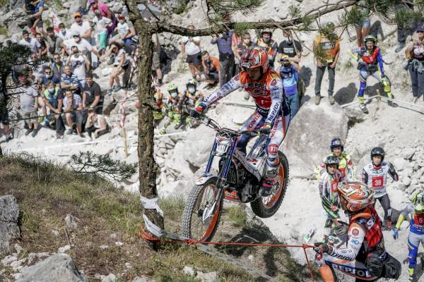 41歳の藤波貴久が優勝! トニー・ボウは2位で、Repsol Honda Teamは2人そろって表彰台に