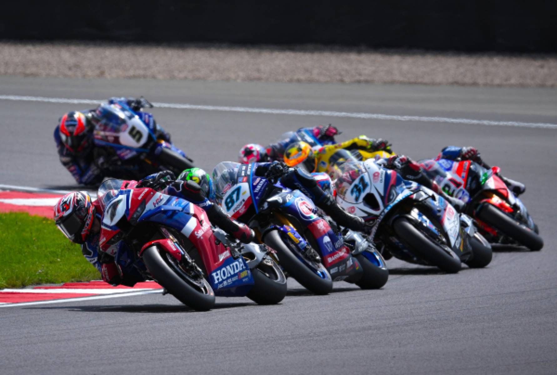 Team HRCはドニントンパークでの厳しい戦いの中で一歩前進