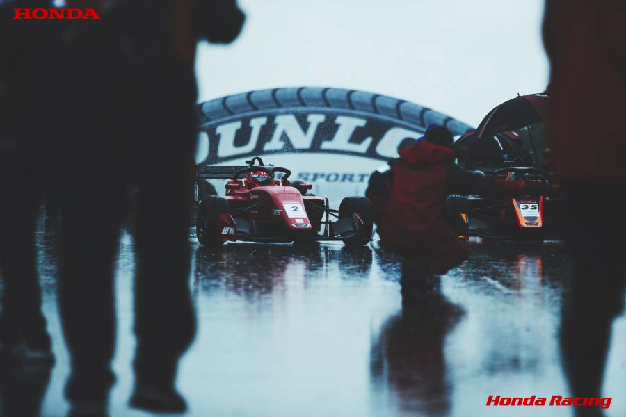 雨のSUGOで佐藤蓮が7位フィニッシュ