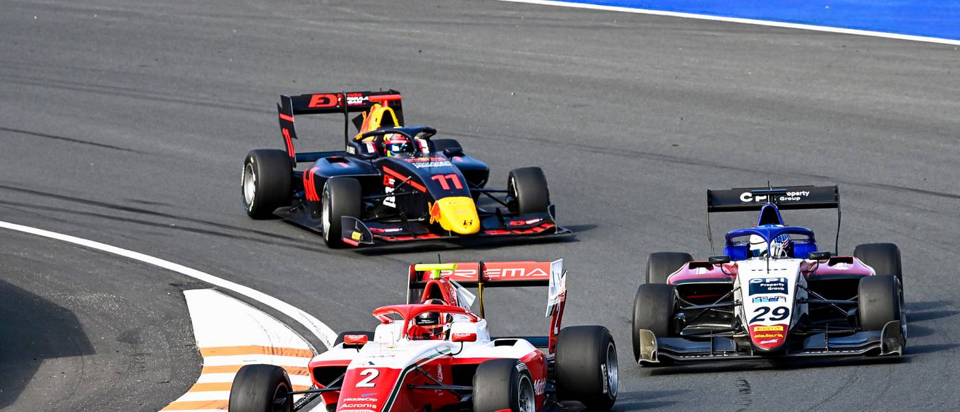 岩佐歩夢がレース1で3位表彰台を獲得!