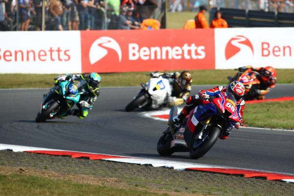 Tom Neave dominates aboard the Fireblade at Snetterton
