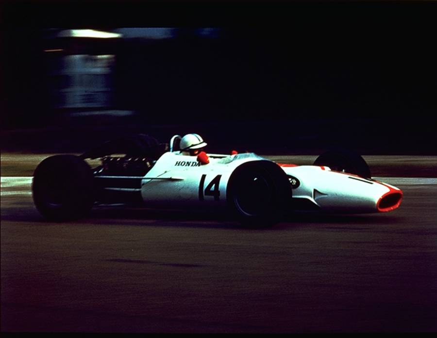 シーズン第9戦で投入されたRA300