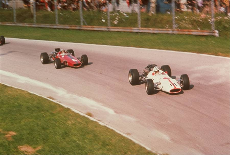 レース中、次々とポジションを上げるサーティース(カーナンバー14)