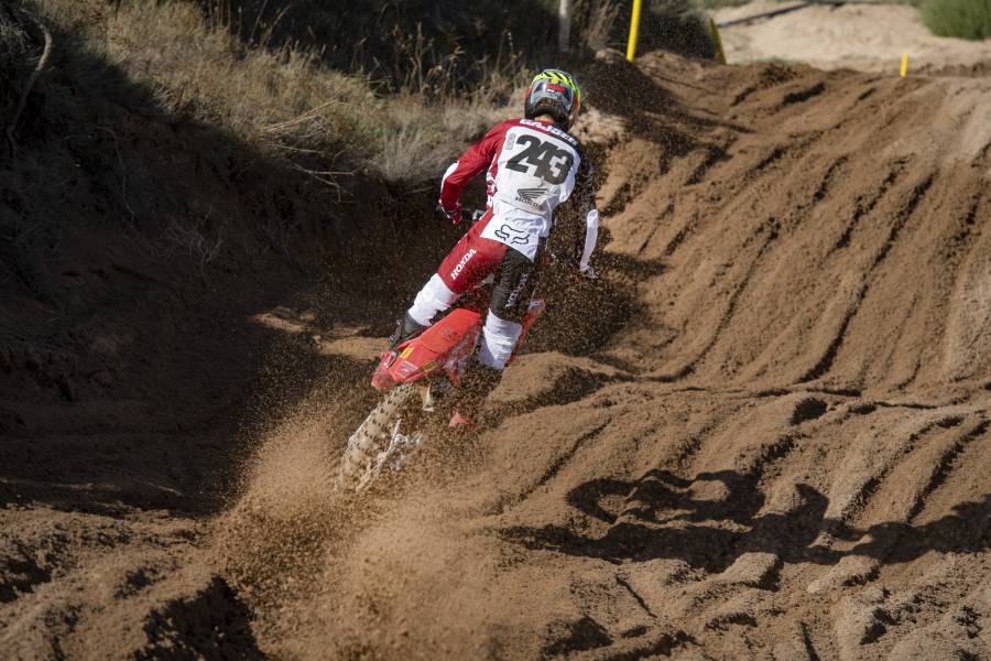 Honda racers battle Sardinian sand