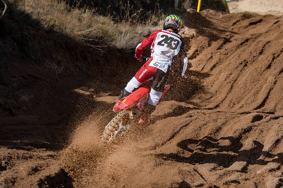 骨折を押して出場したガイザーが完走(19位-8位)を果たす