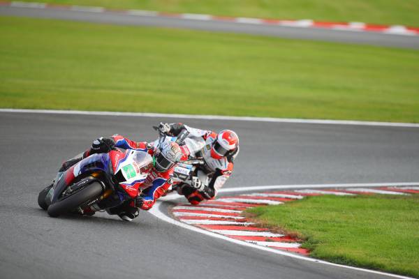 Strong start for Irwin and Neave at Oulton Park