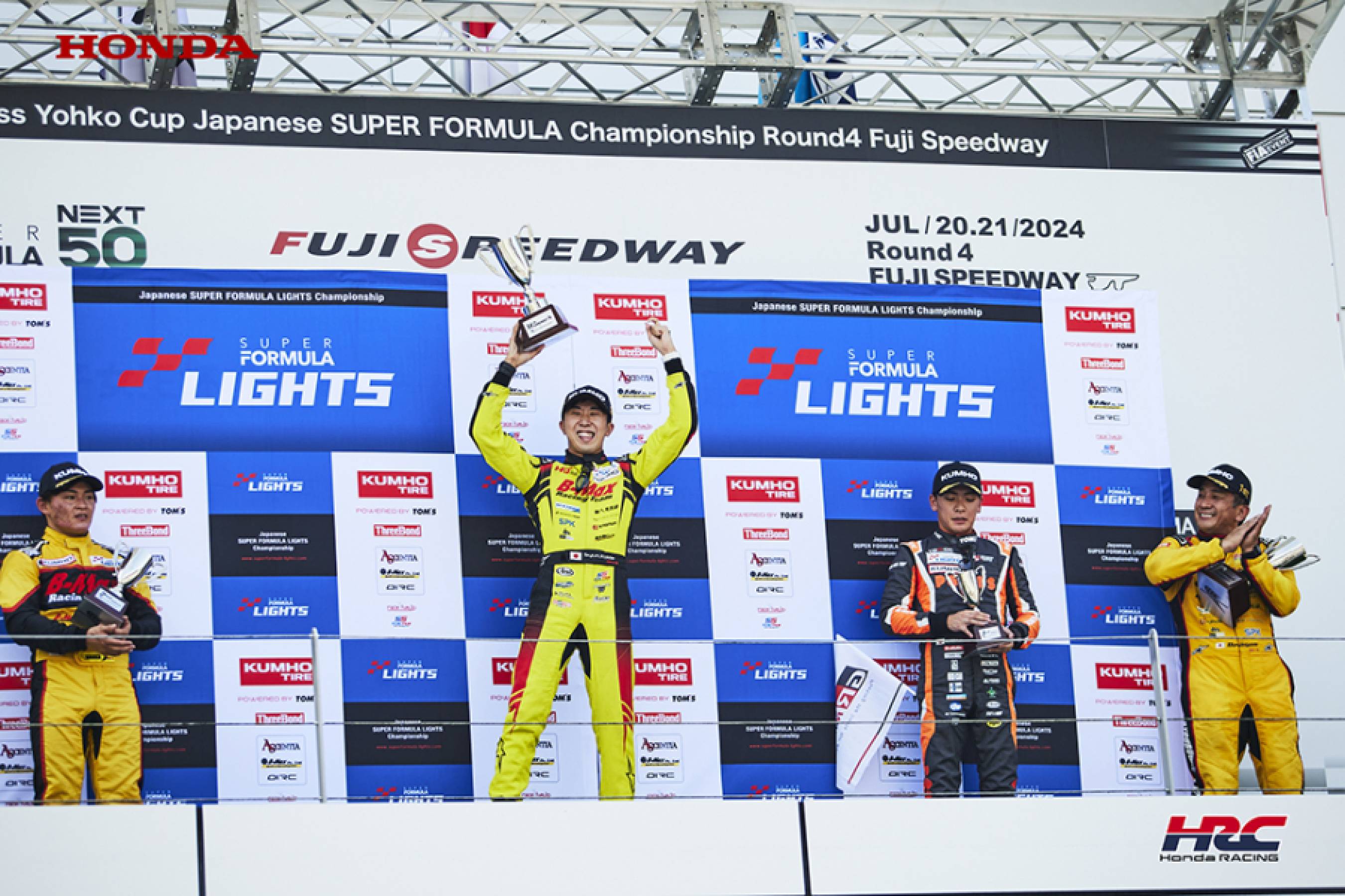 小出がポール・トゥ・ウインで今季4勝目