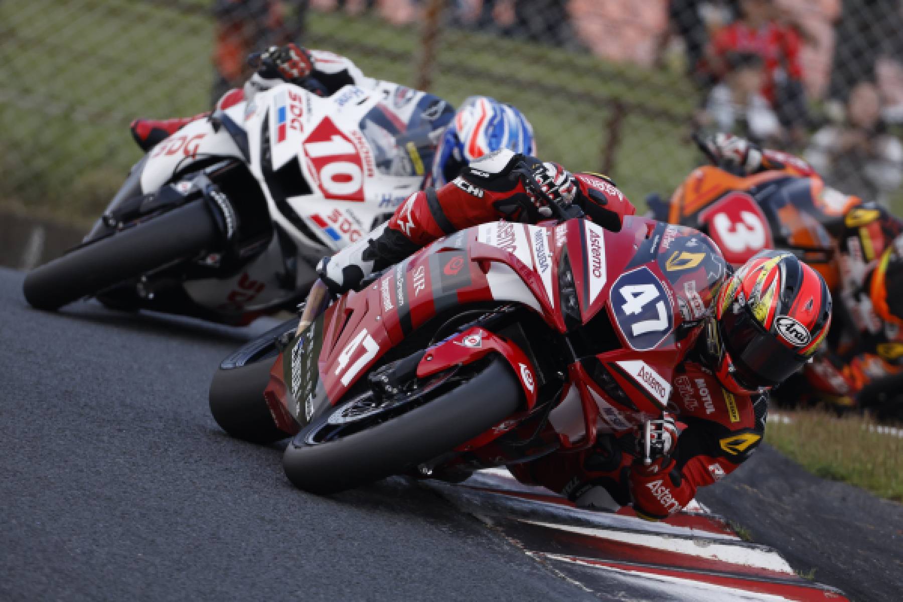 決勝レース1で羽田が優勝を飾る