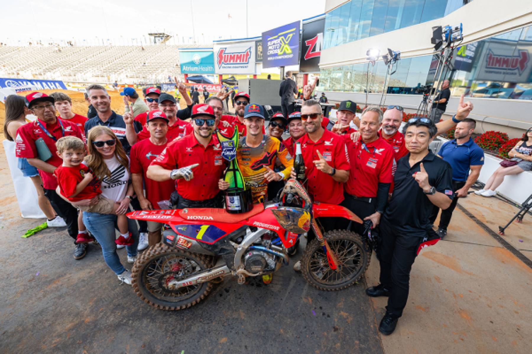 ジェット・ローレンス、怪我から復帰しSMX開幕戦で驚異的な勝利