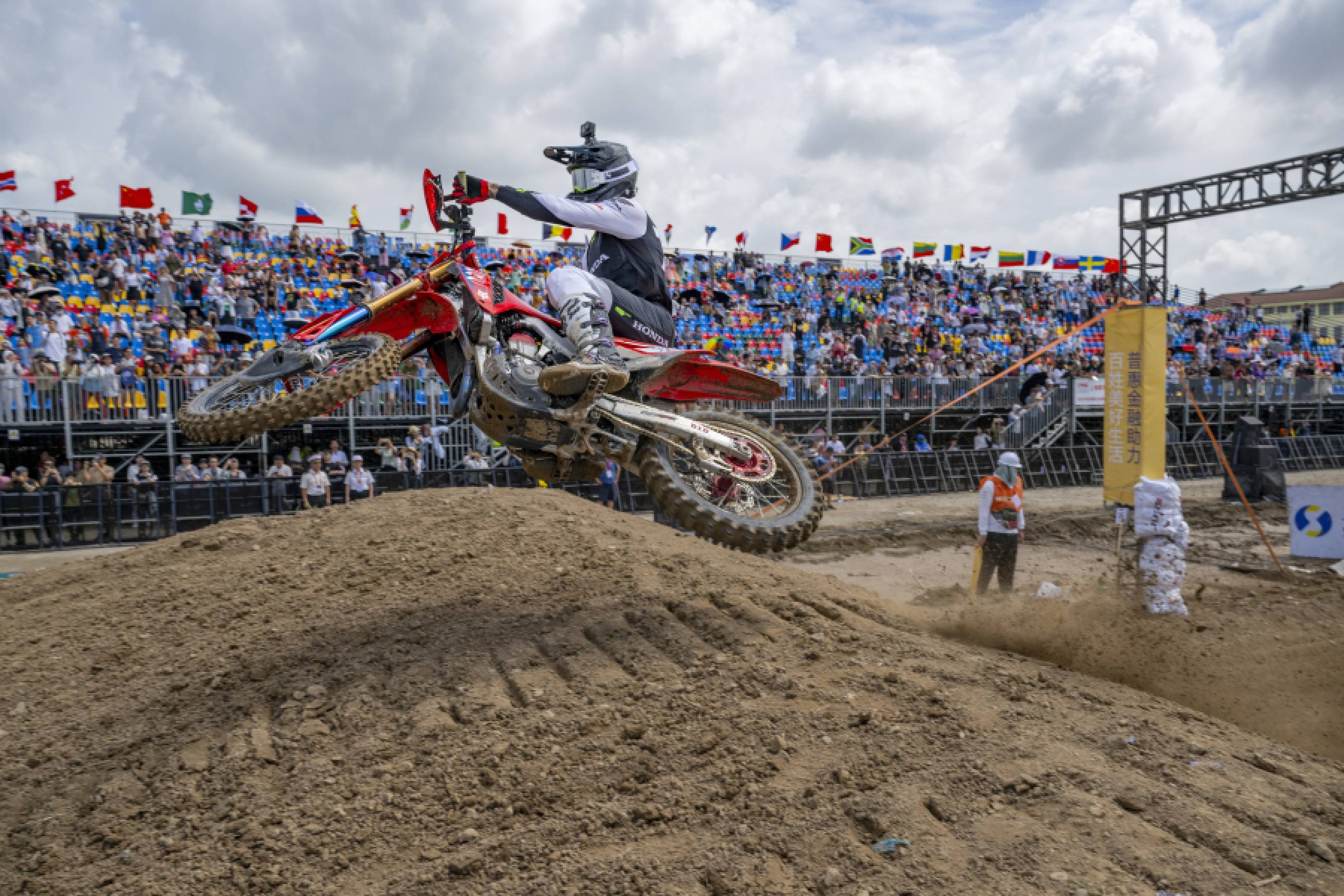 Fernandez impresses with fourth in China, but Gajser loses championship lead