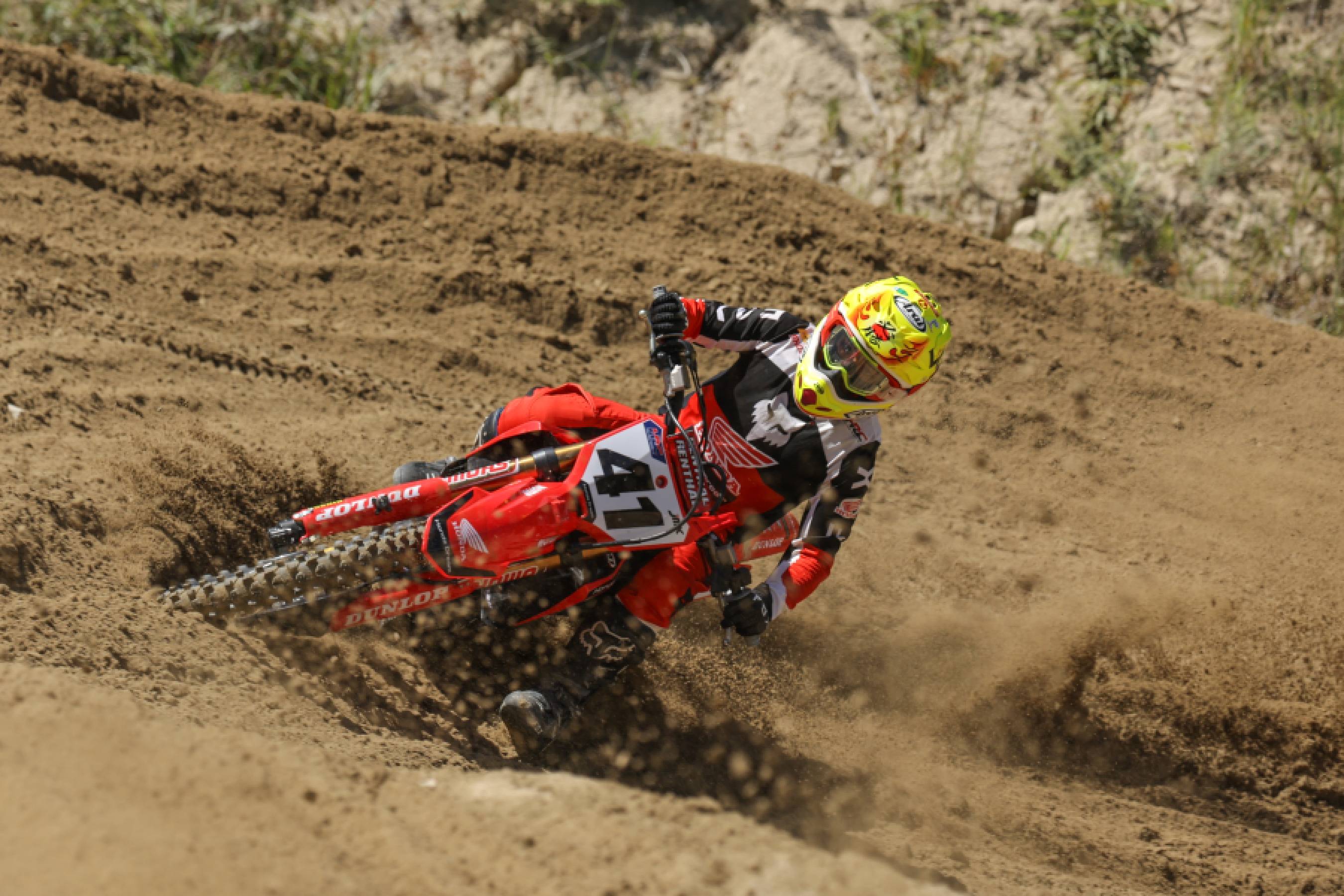 横山が2025年型CRF450Rのデビューウインを果たし今季２勝目