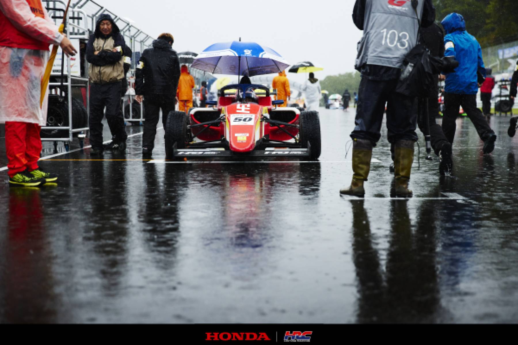 雨のためSC先導のまま赤旗終了。レースは不成立に