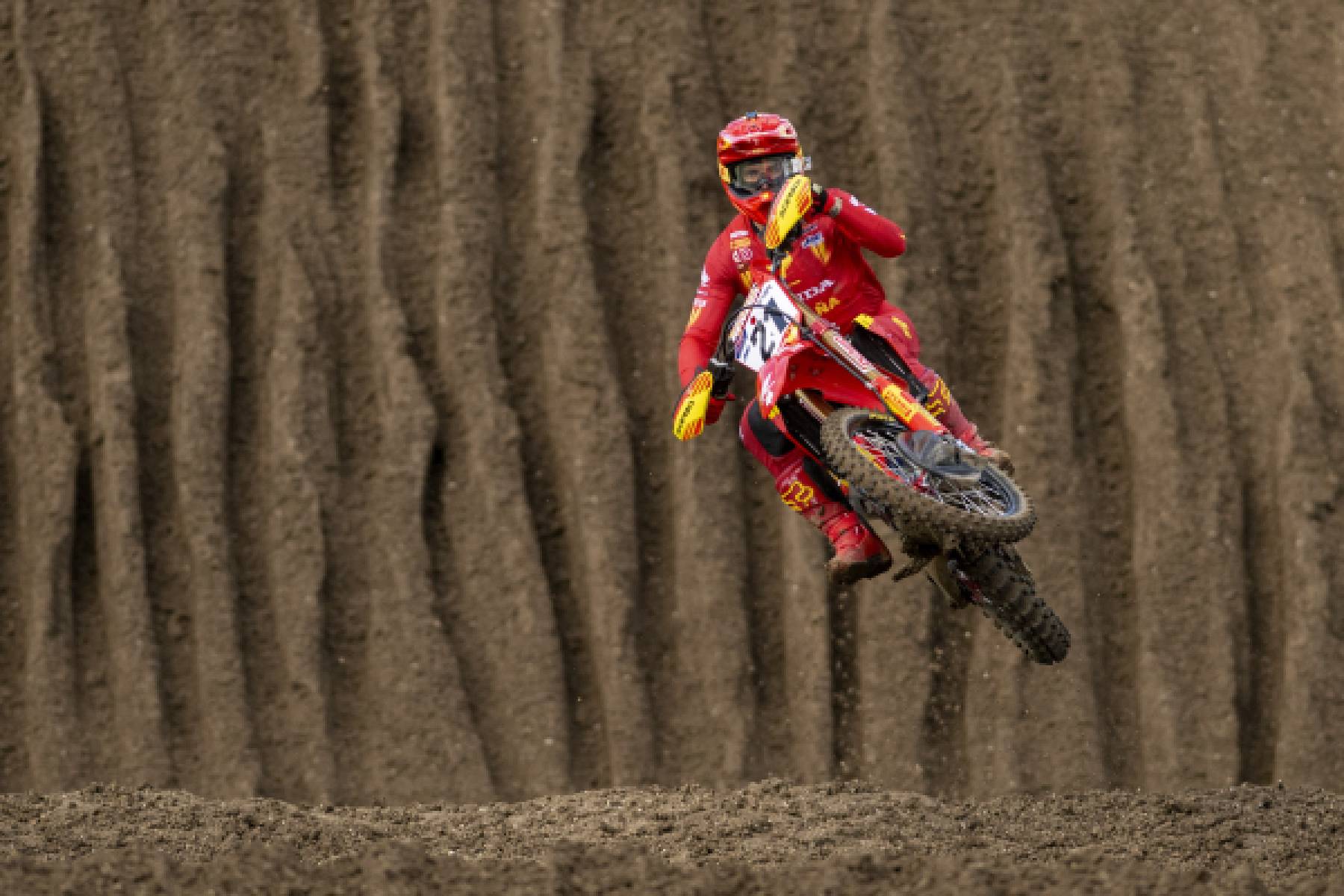 Second place for Fernandez gives Spain pole, with Gajser also second
