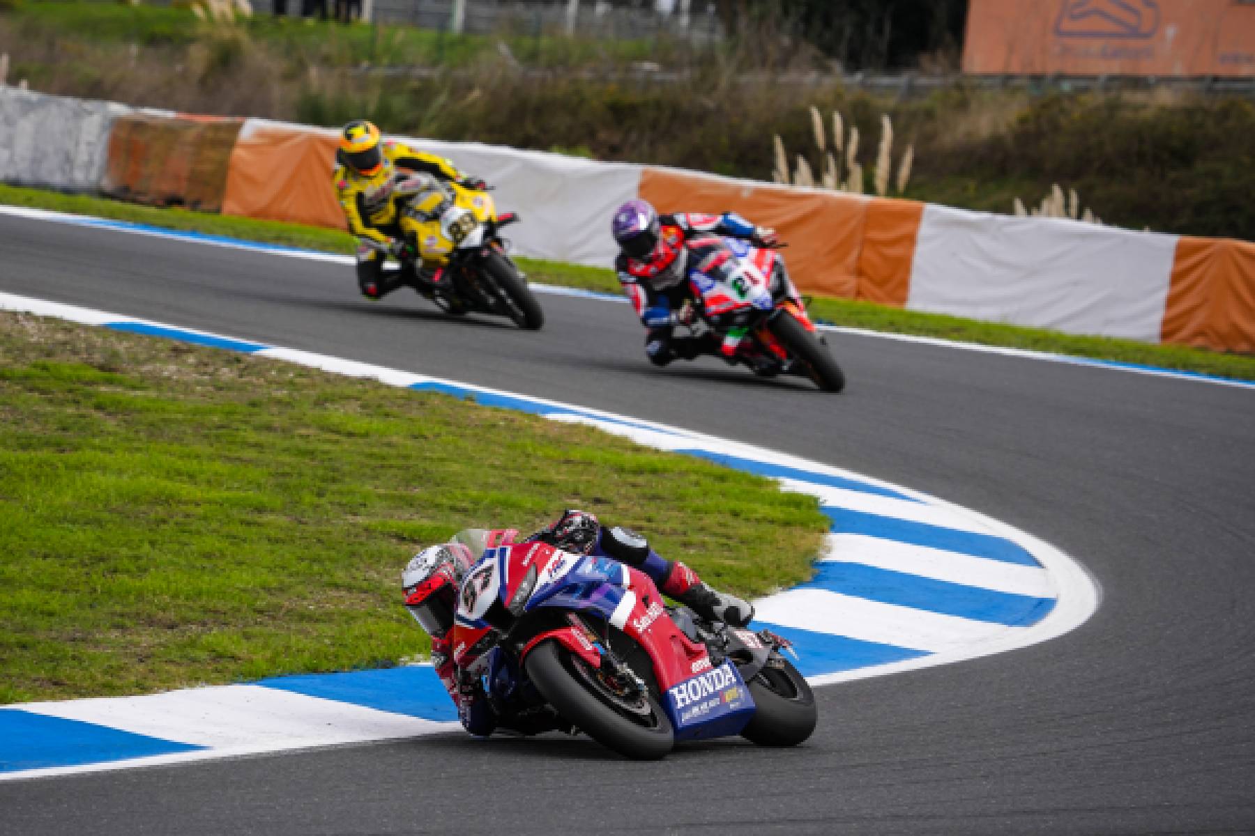 Vierge a strong P6 in Race 2 at Estoril; Lecuona crashes while chasing a podium