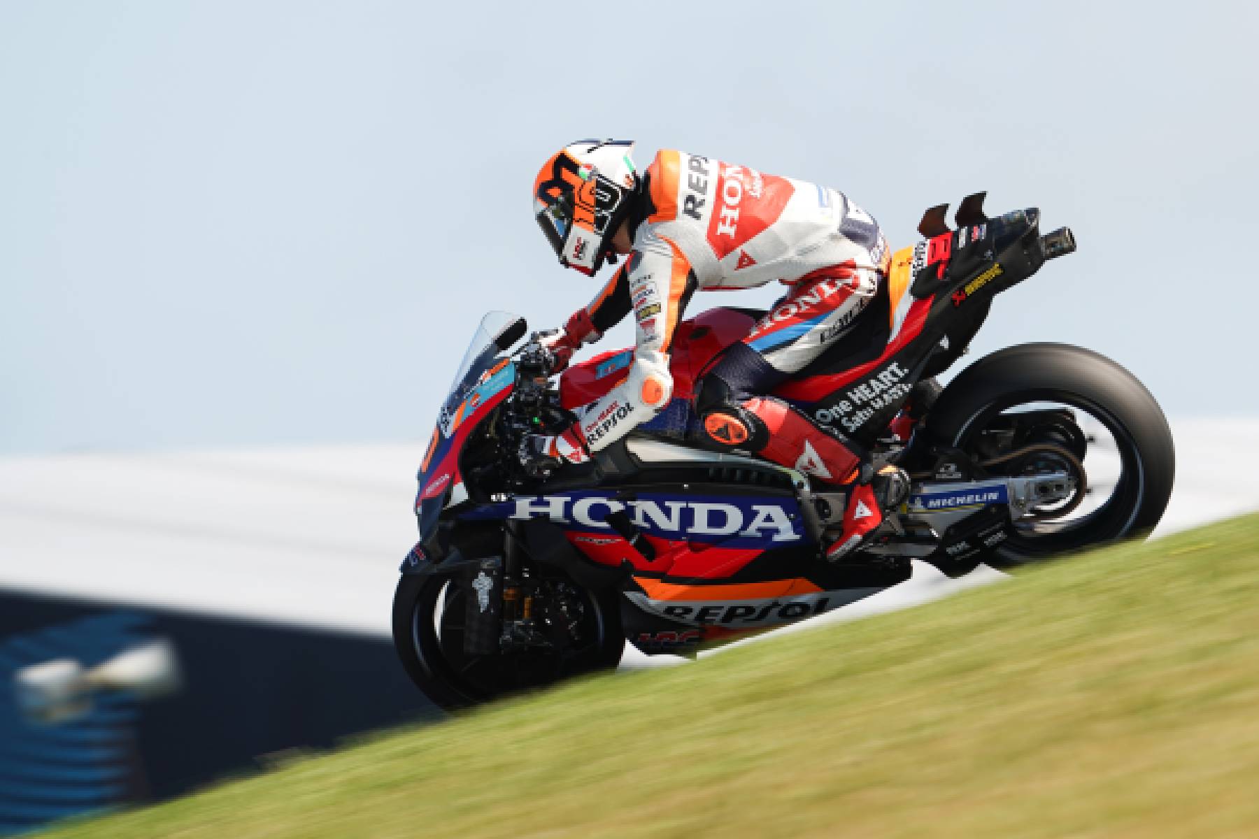Sunny Sunday brings Phillip Island points for Repsol Honda Team
