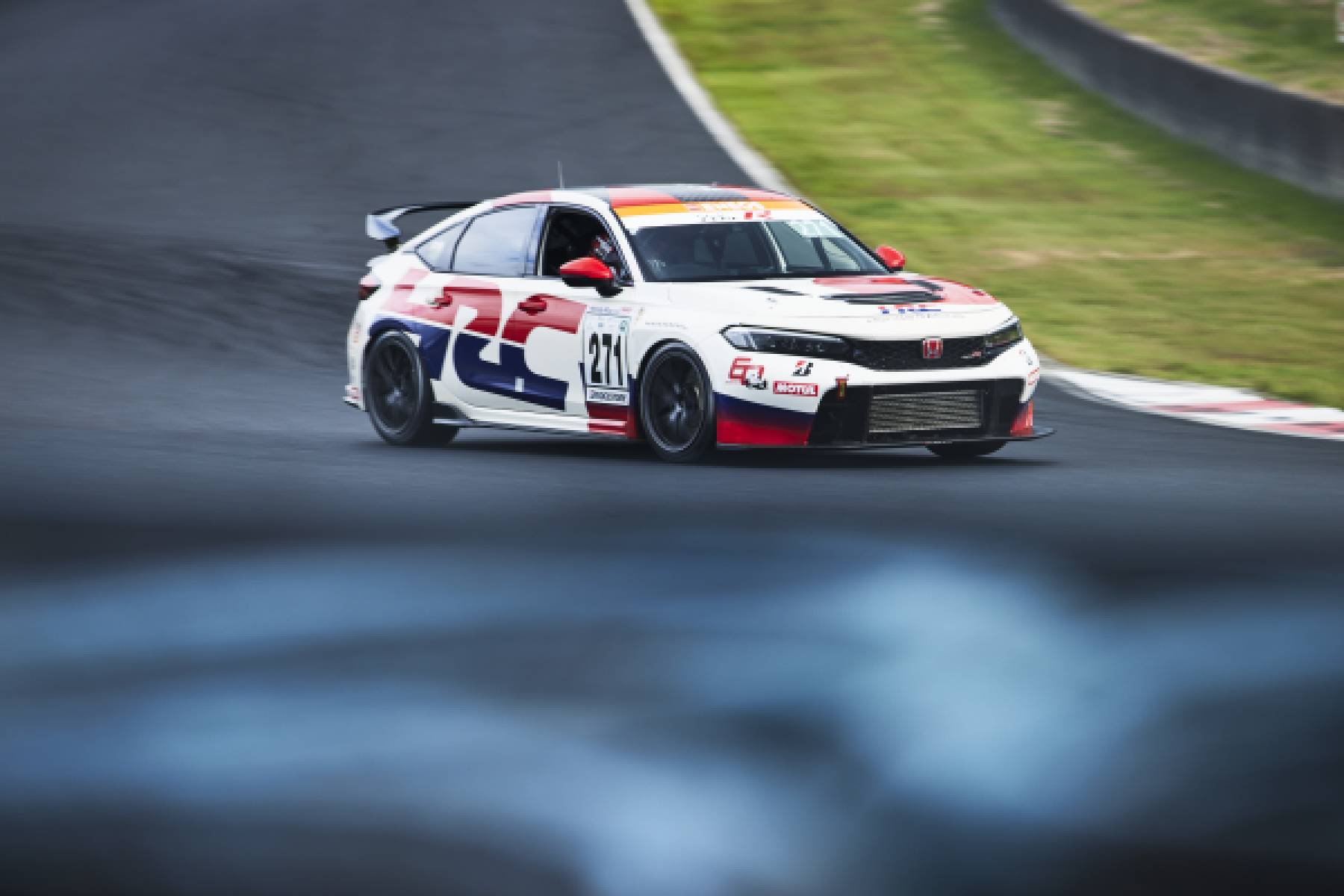 Honda CIVIC TYPE R CNF-Rが38周でレースを終える