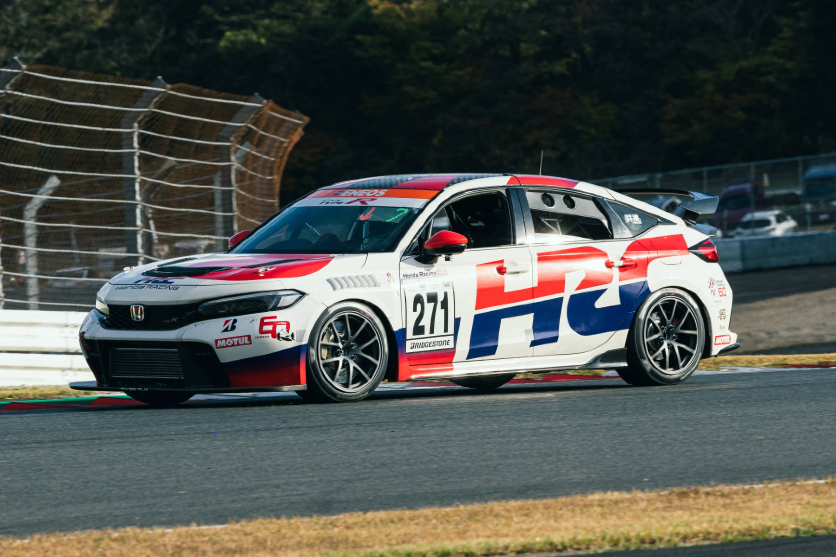 赤旗2回の荒れたレースでHonda CIVIC TYPE R CNF-Rは完走を果たす