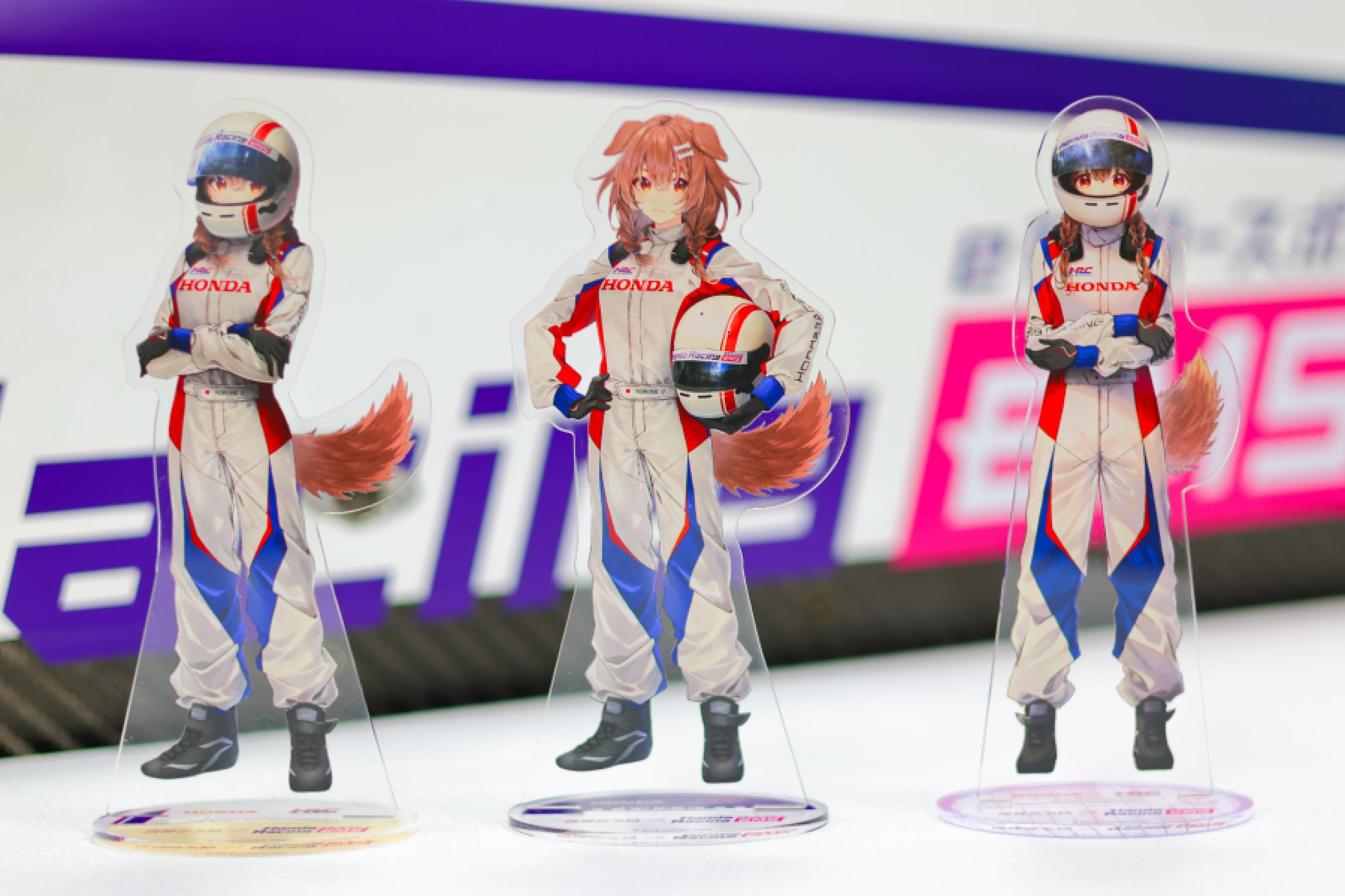 21日から事前抽選販売が始まる戌神ころね コラボ グッズの一例、特製アクリルスタンド  