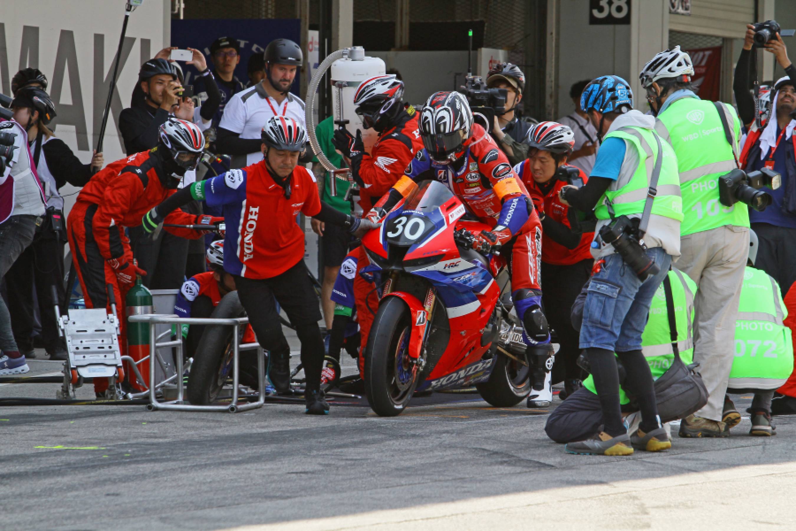 ピット作業時の名越哲平選手