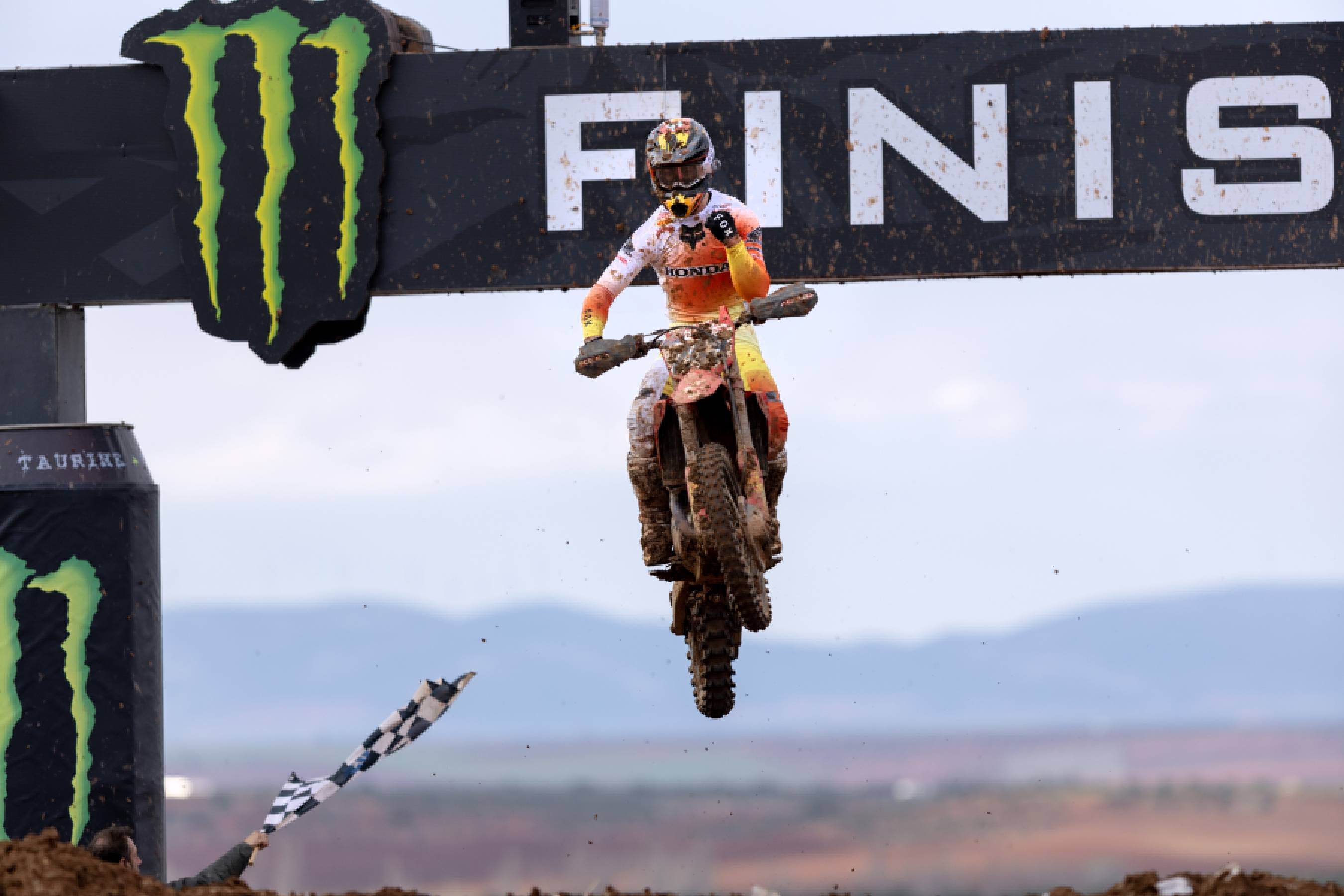 Gajser victorious in muddy Cozar qualification