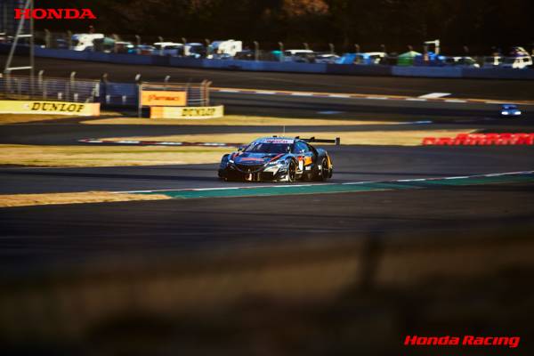 ポイントリーダーのSTANLEY NSX-GTがフロントローを獲得