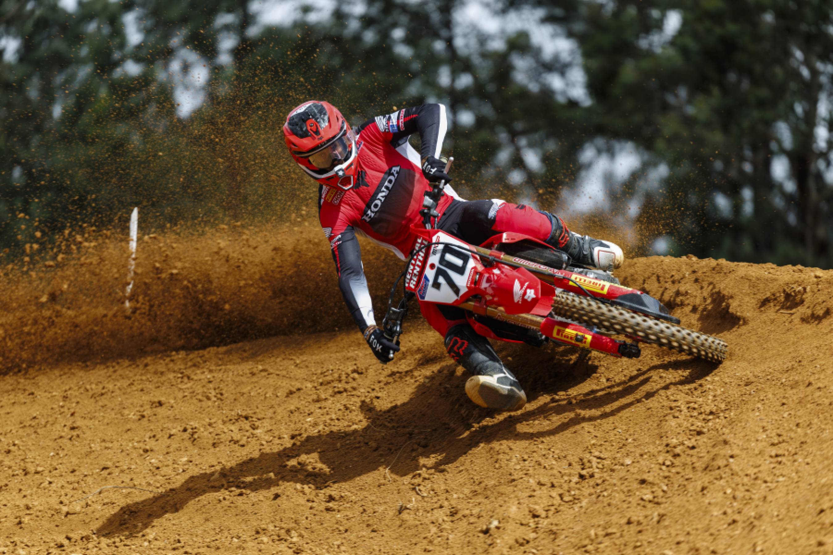 Fernandez fights through the mud of Portugal for sixth