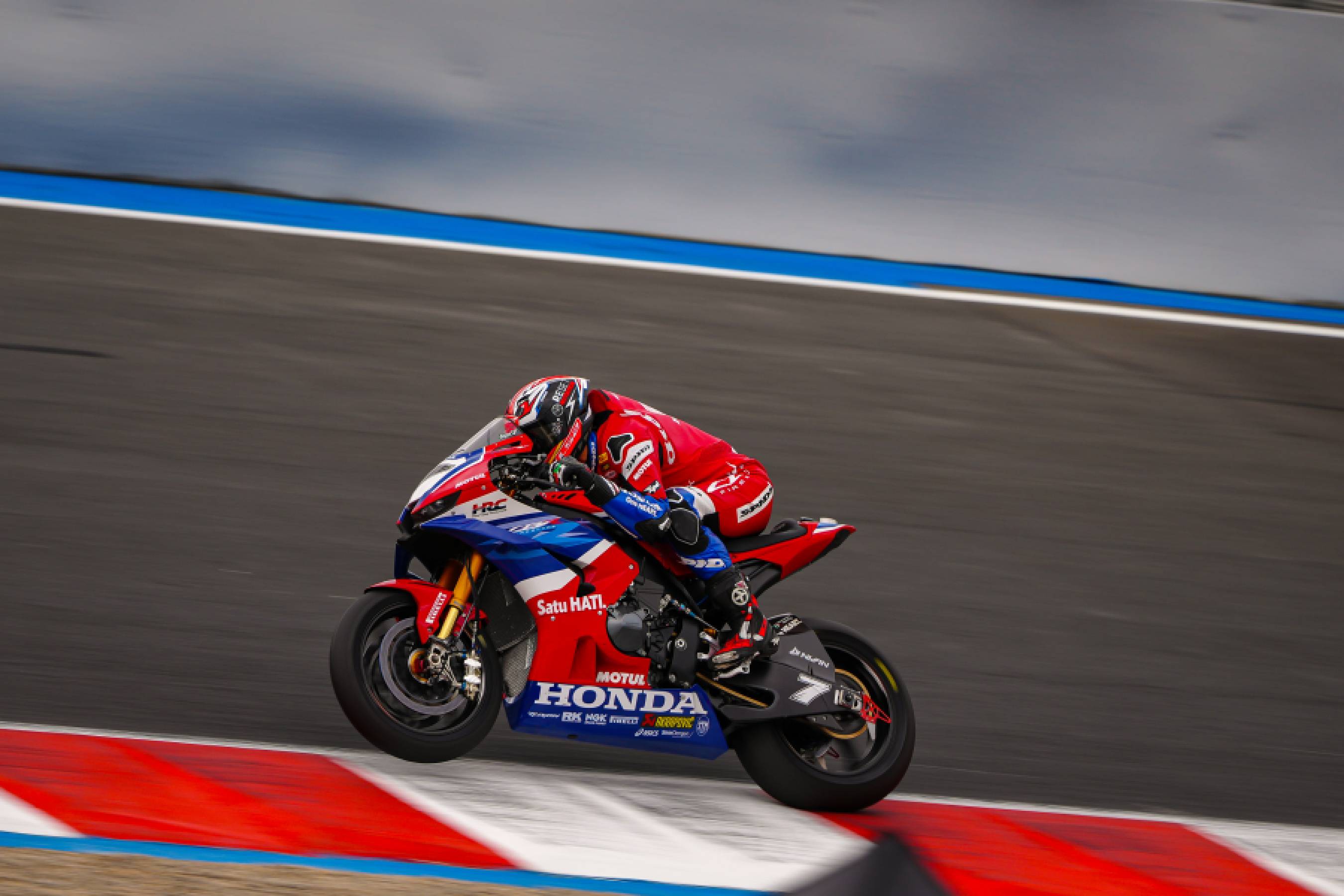 レクオーナがモストでの日曜のWSBKレースで6位と7位を獲得、ビエルゲはレース2で不運のリタイア