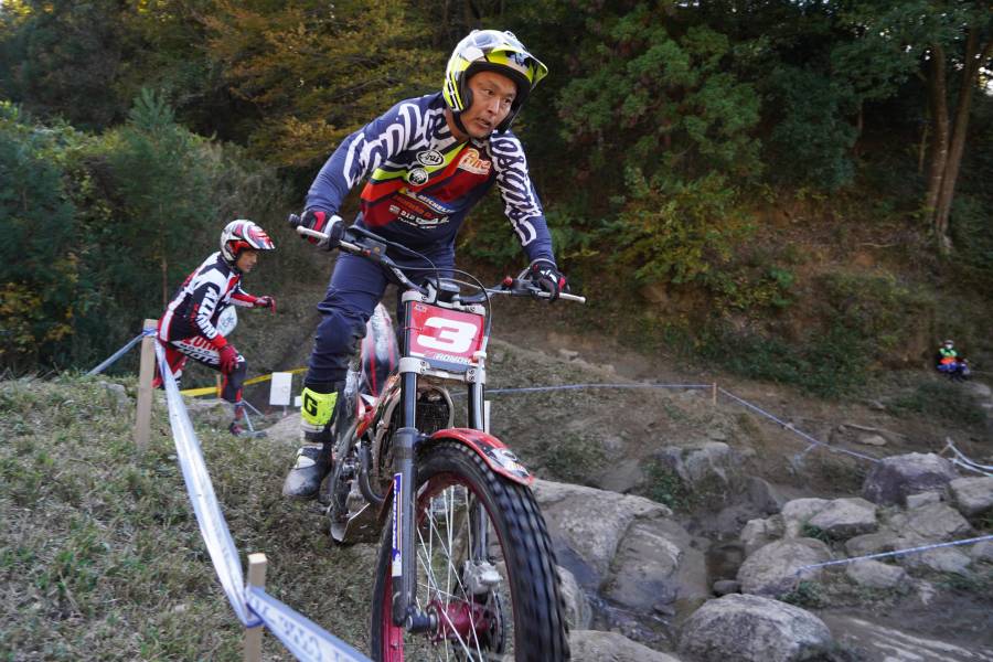 最終戦、本多元治は2ラップ目にばん回し3位に入賞