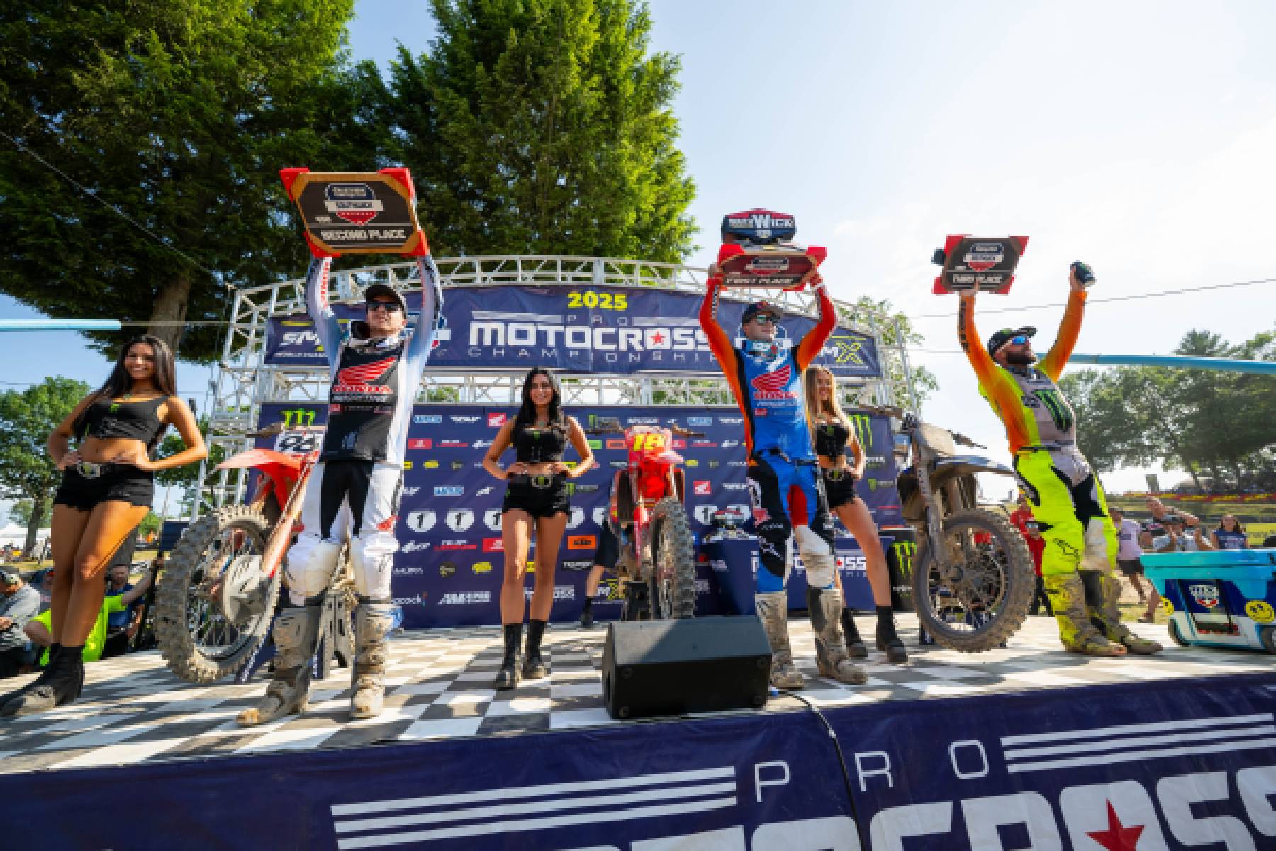 ビーチ・ボーイズ:ローレンス兄弟、サウスウィックの砂地で圧勝