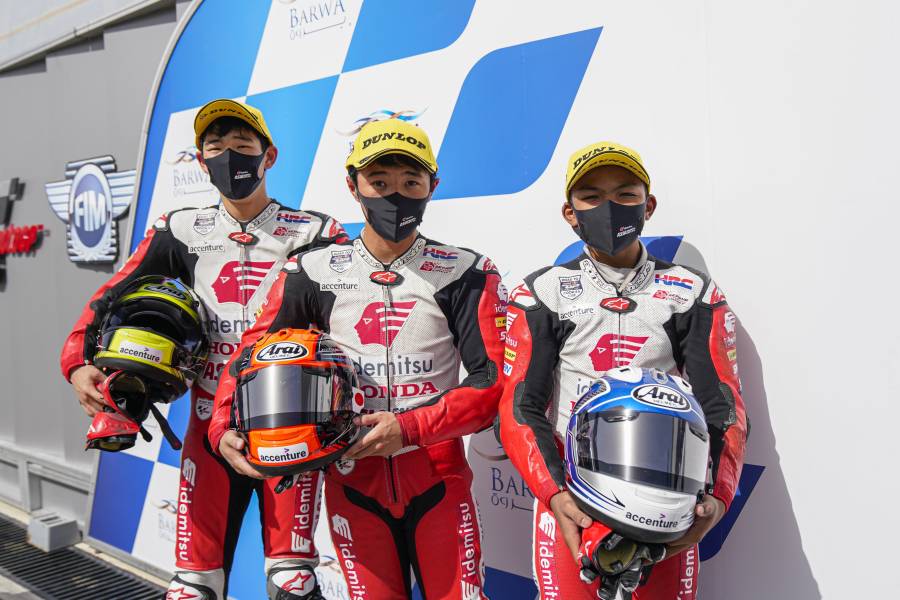 開幕戦レース2 表彰台に上がった(左から)濱田、古里、ダニッシュ