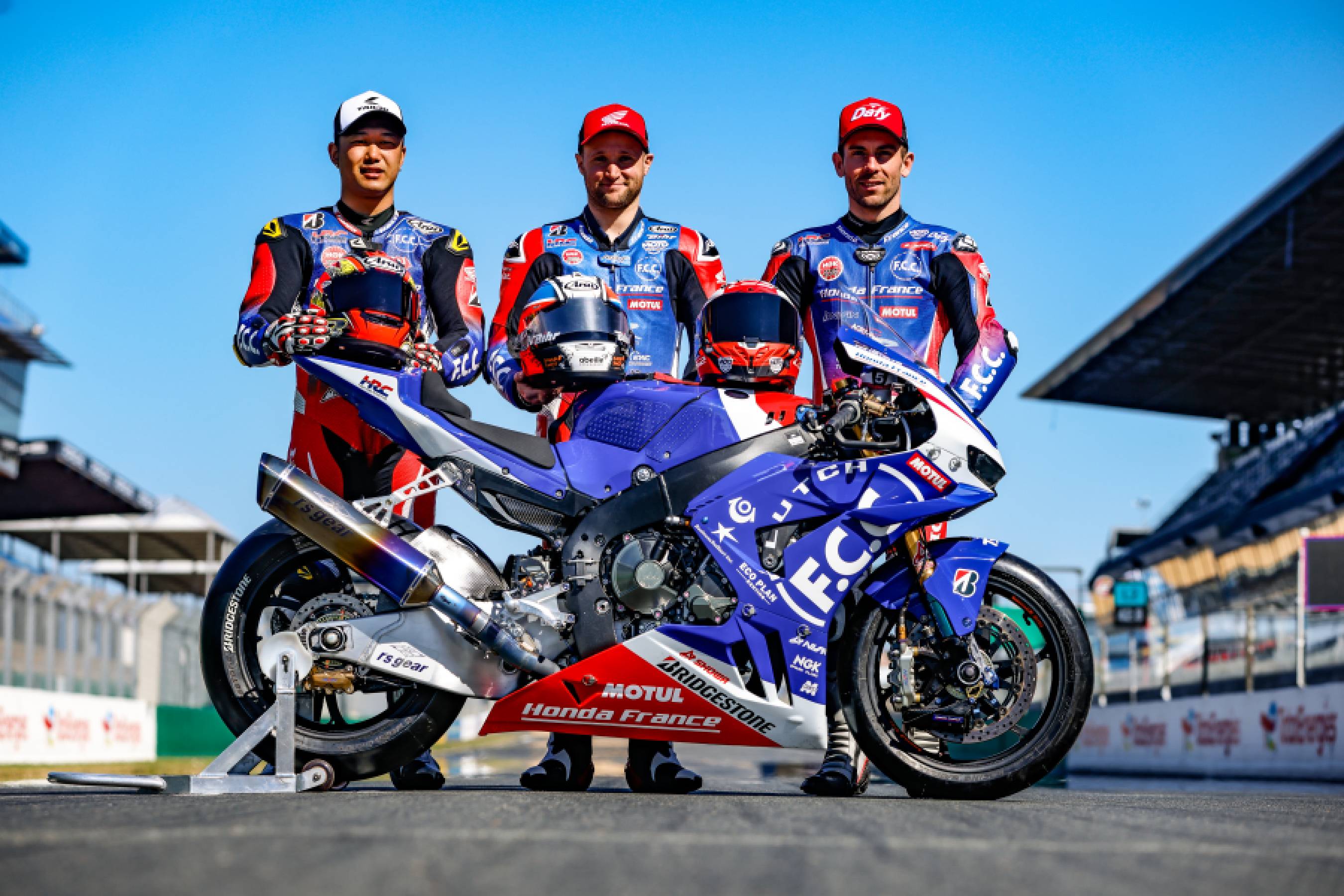 左から、羽田太河、アラン・テシェ、コロンタン・ペロラーリ(F.C.C. TSR Honda France)