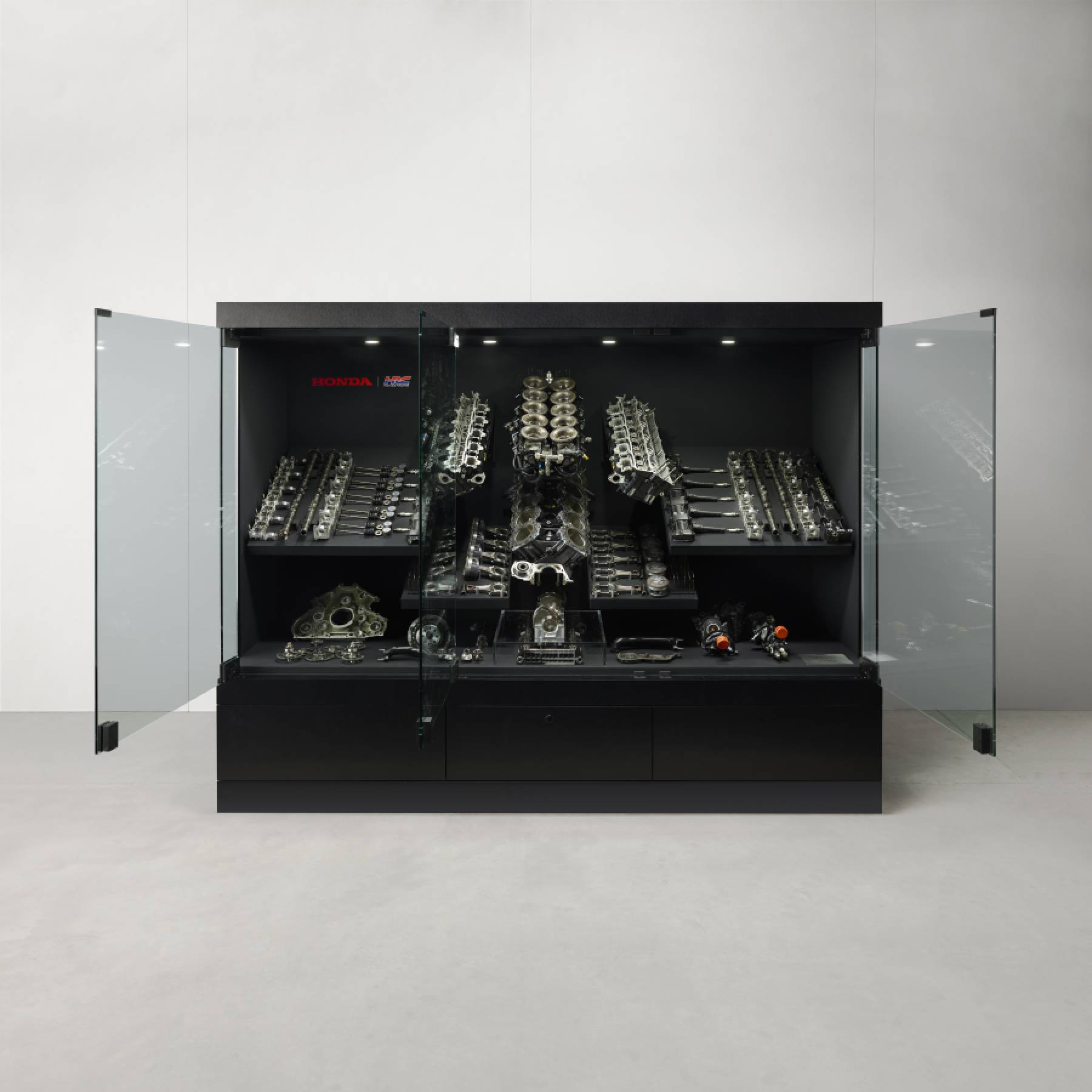 The photo of the last Honda V10 engine used by Ayrton Senna. The V805 of 1990 Honda RA100E being displayed in a case.