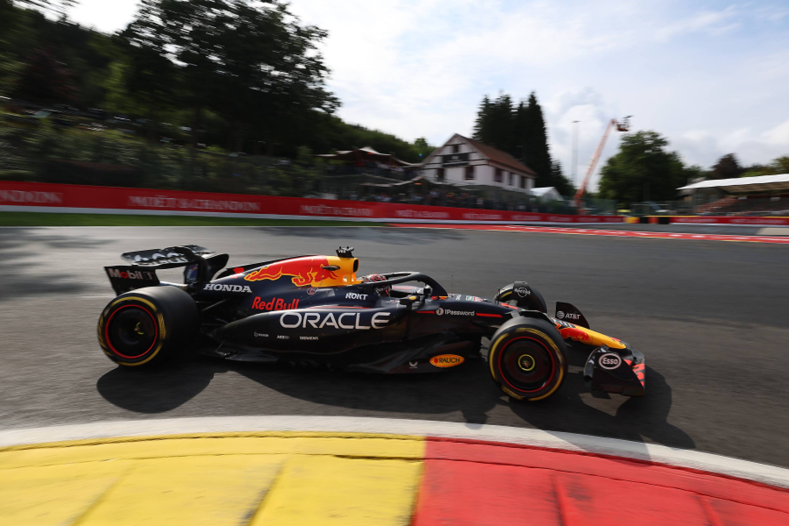 スパウェザーのレースでフェルスタッペン4位、ローソン8位