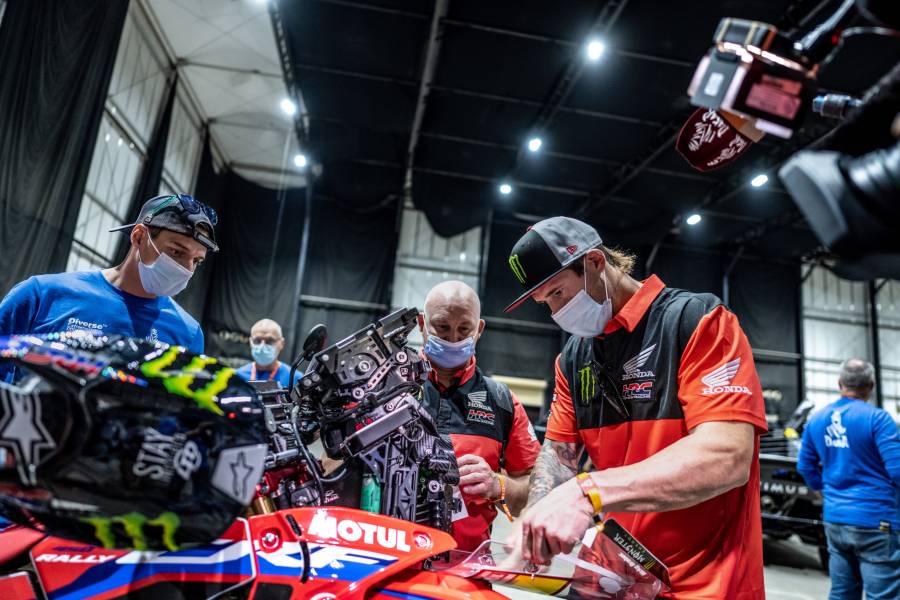車検を終えたMonster Energy Honda Teamがダカールラリー2022に臨む