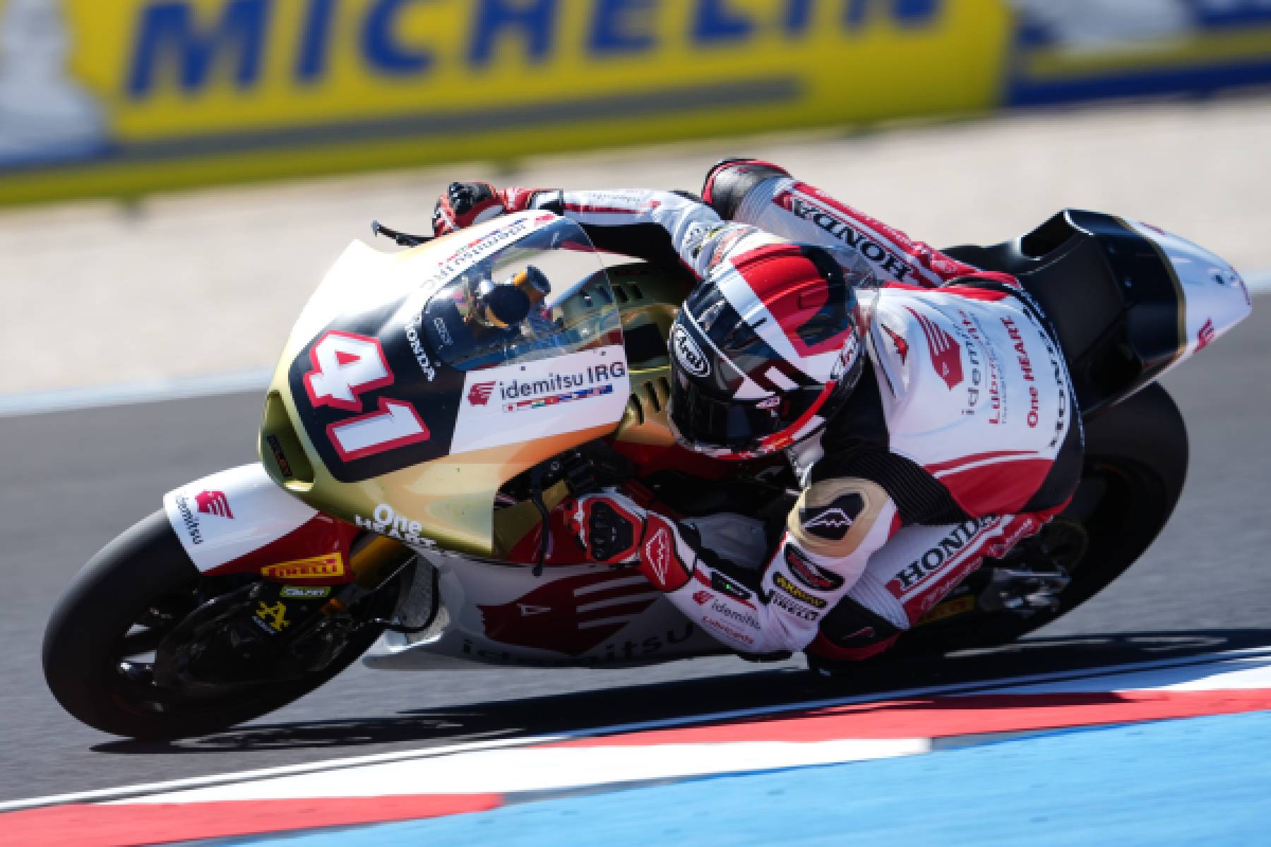 國井がスタート直後に転倒、アティラットプワパットはポジションを上げて21位となる