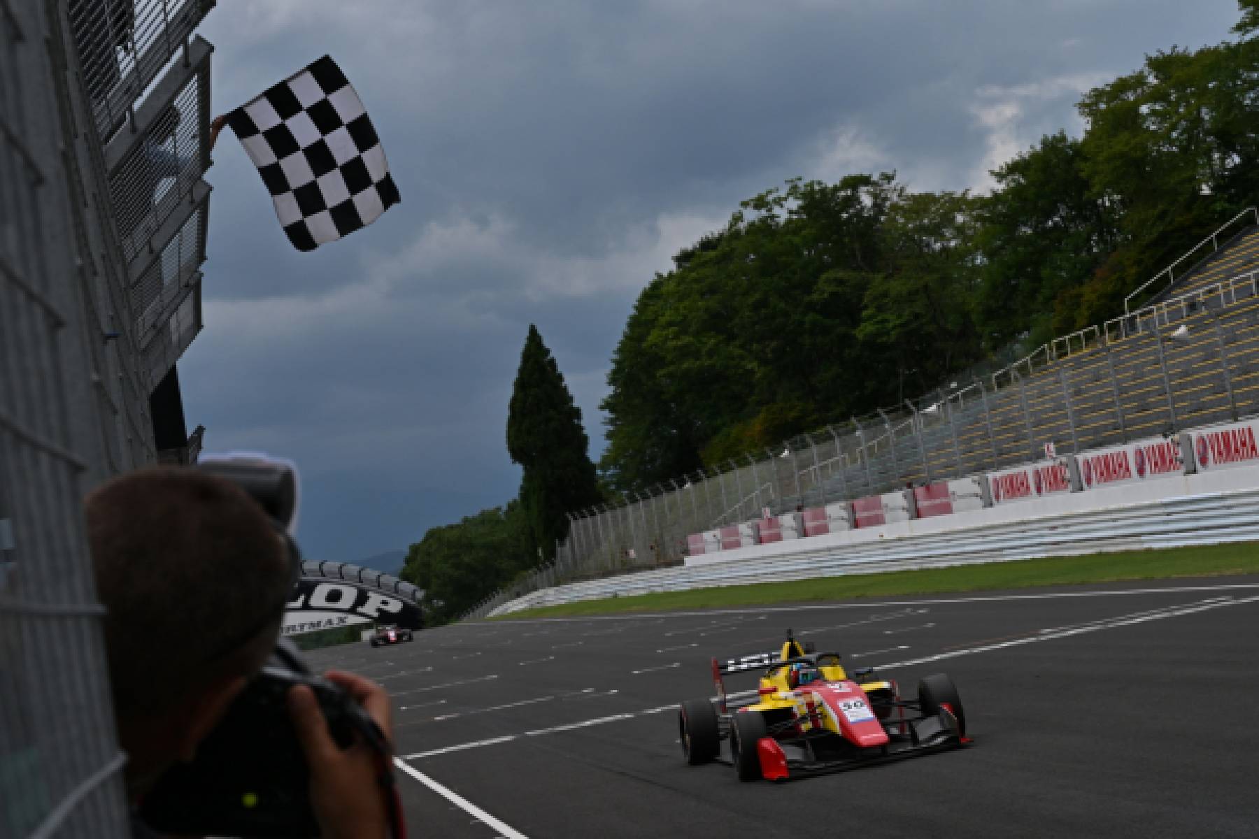 Nomura leads the race and claims a consecutive pole-to-win