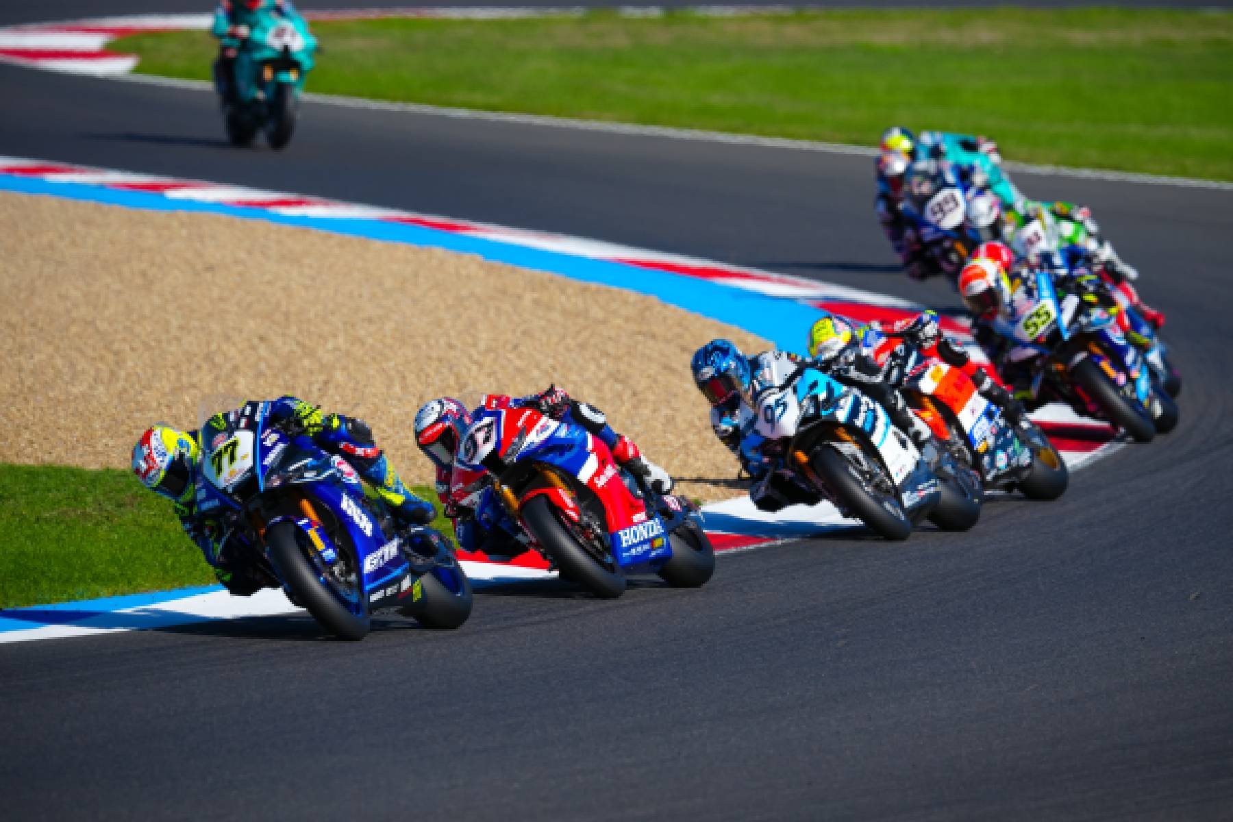 Strong Sunday for Vierge at Magny-Cours. García in the points again in Race 2