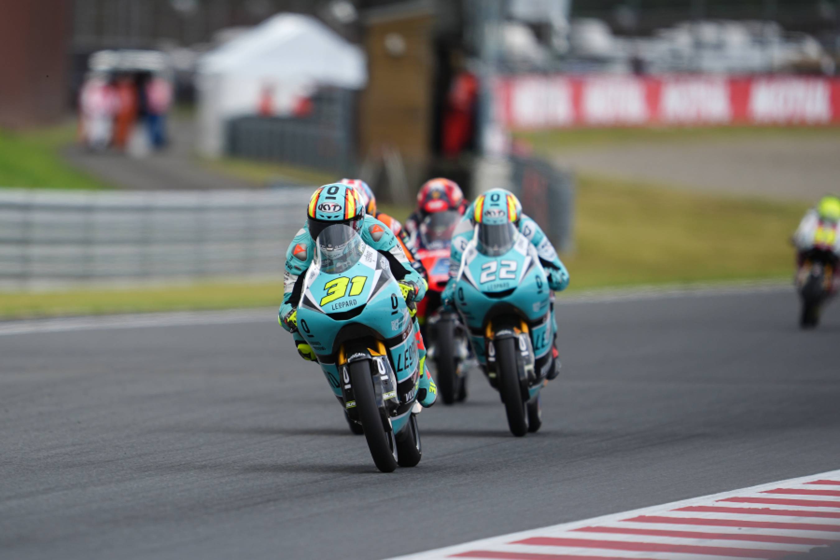 フェルナンデス、もてぎでの予測不能なMoto3決勝で5位獲得