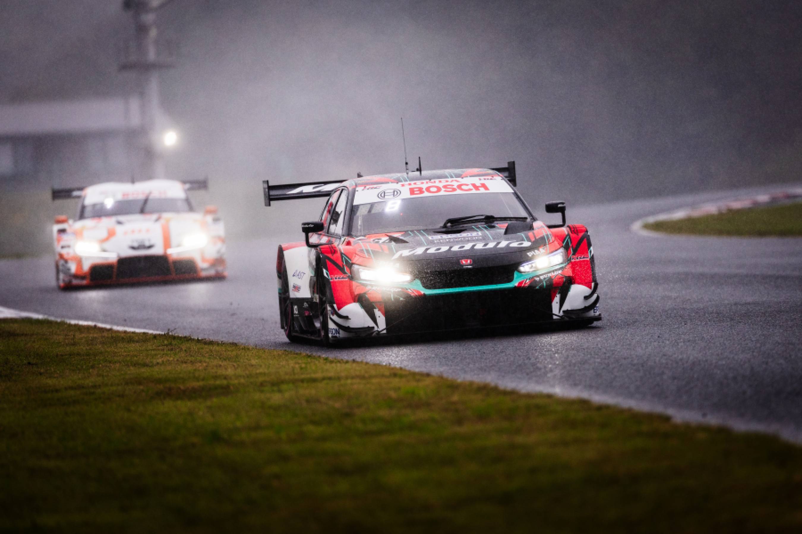 Izawa Qualifies 8th in Rainy Session with Modulo CIVIC TYPE R-GT
