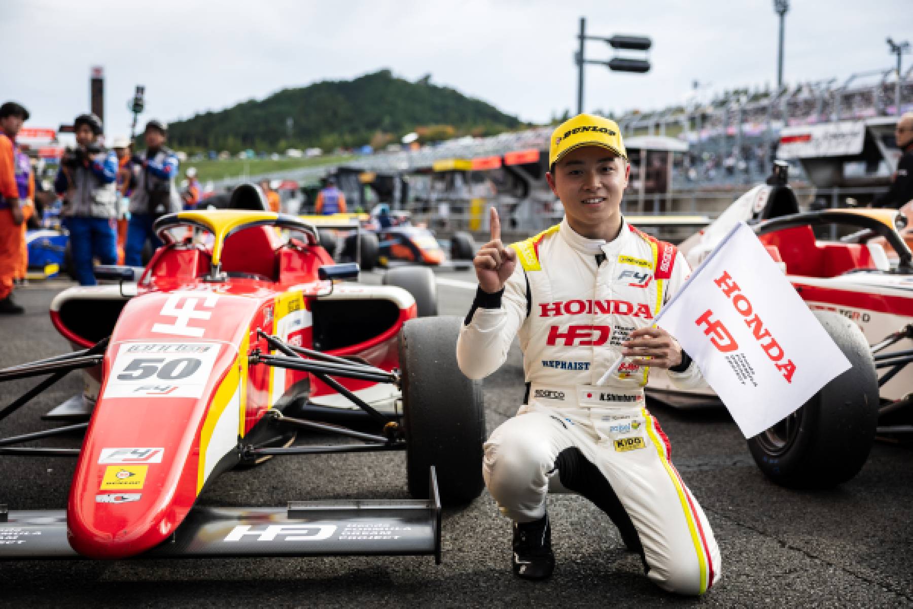 新原がポール・トゥ・ウインで今季2勝目を飾る