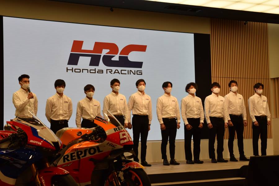 参戦二輪選手10名が登壇