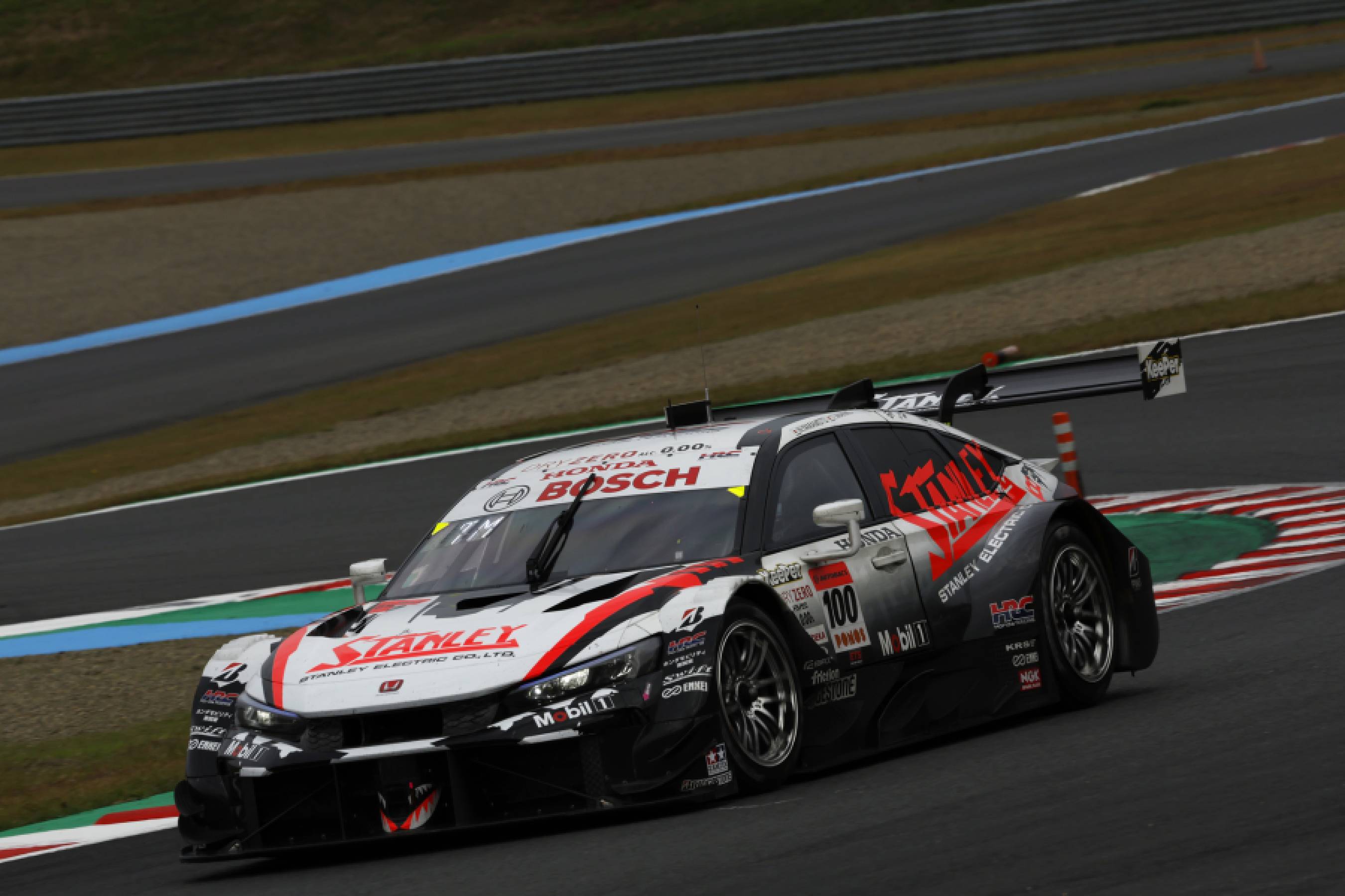 STANLEY CIVIC TYPE R-GT takes third in the 2025 SuperGT finale