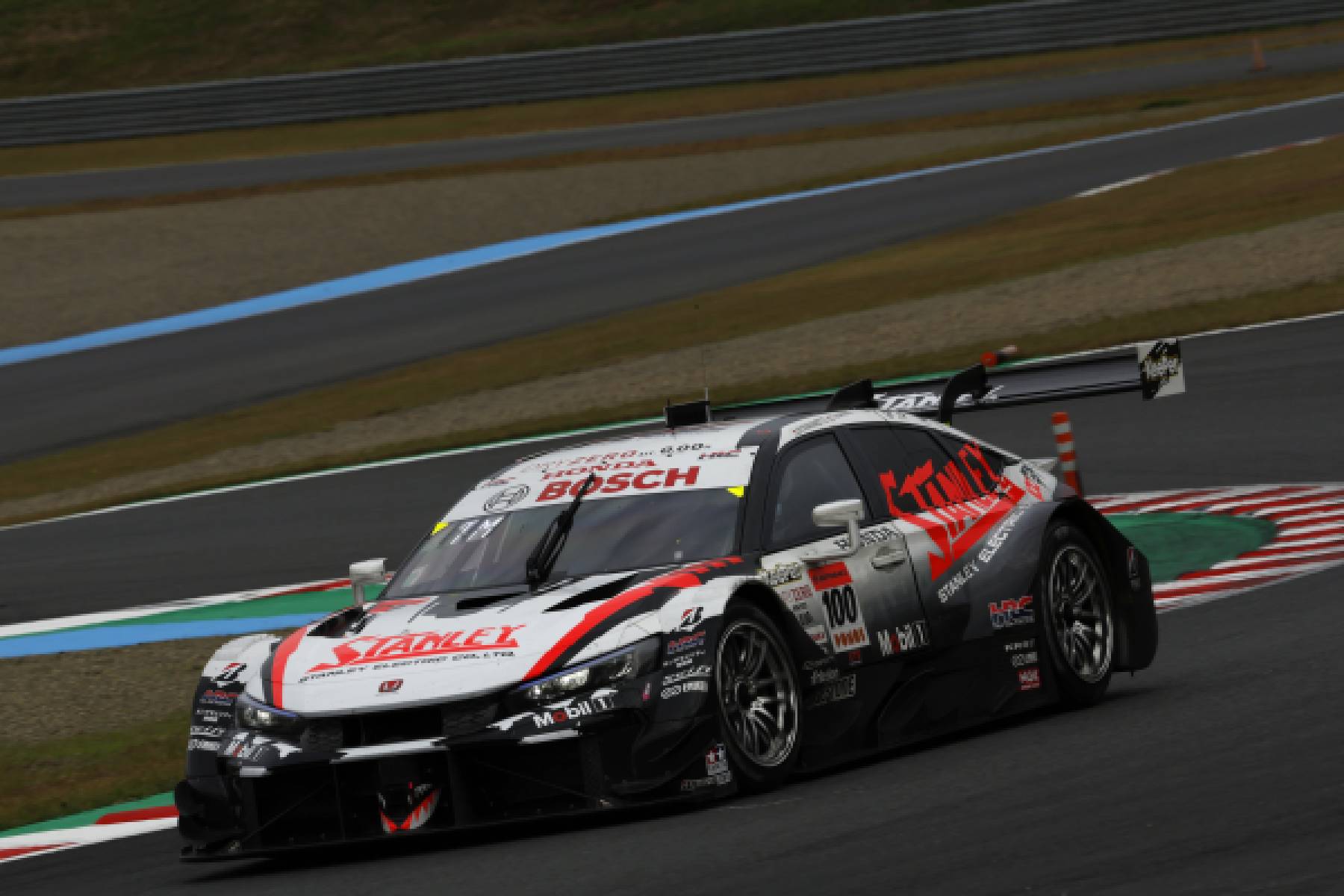 STANLEY CIVIC TYPE R-GT takes third in the 2025 SuperGT finale