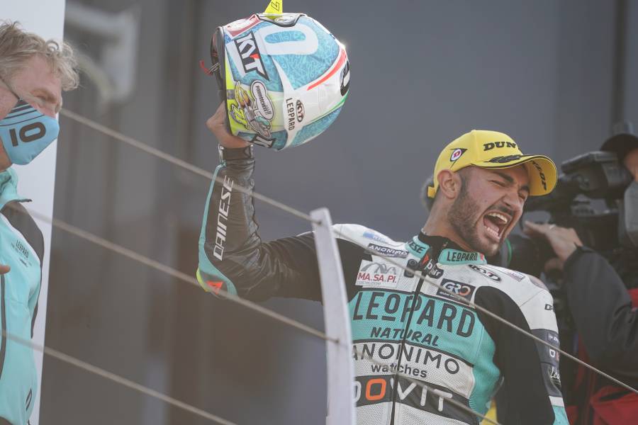 Dennis Foggia wins six rounds