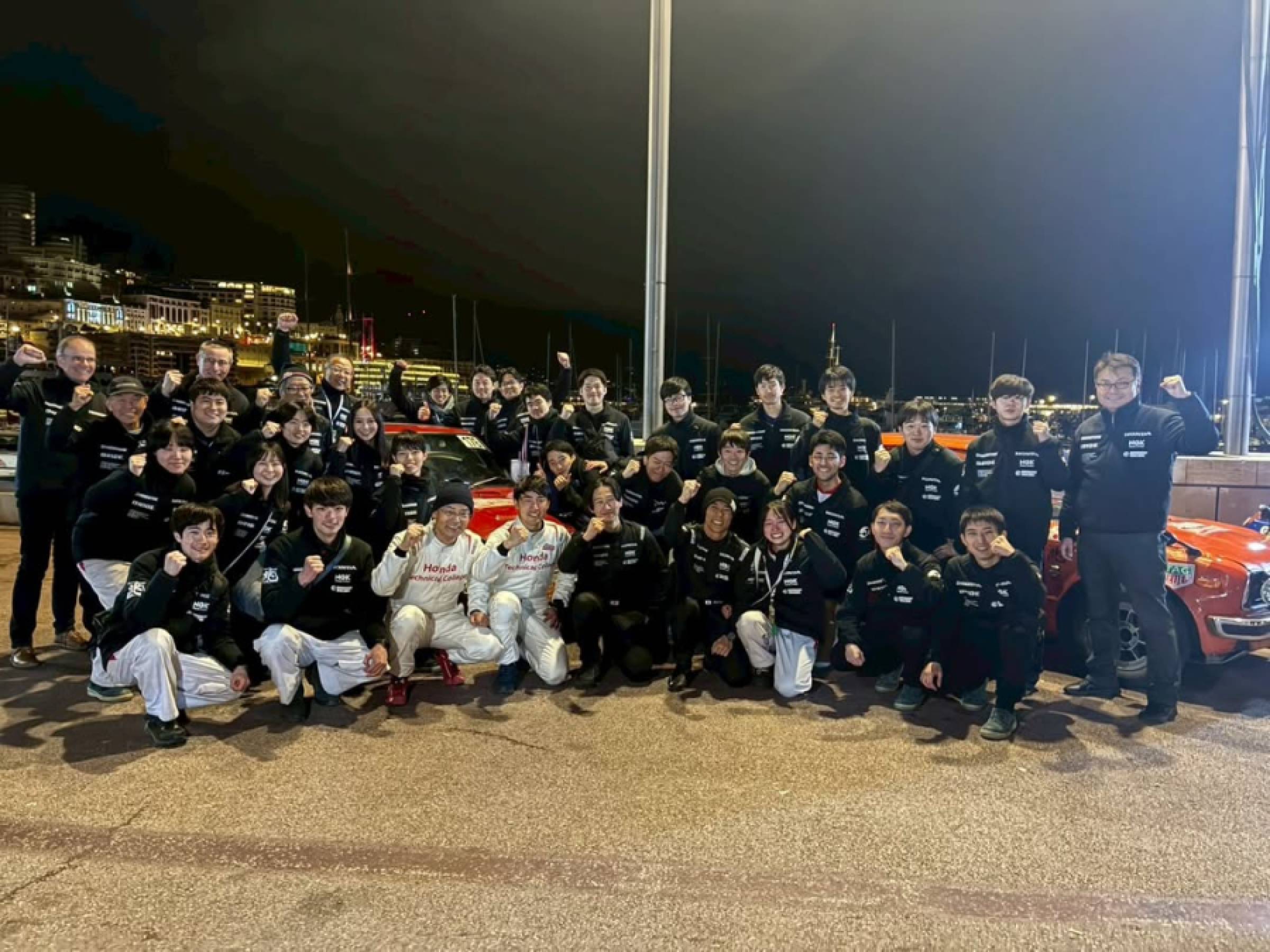 佐藤琢磨はホンダテクニカルカレッジチームの一員としてラリーに初挑戦。ラリー・モンテカルロ・ヒストリックのフィニッシュ地点で若き仲間たちと喜びを分かち合った。