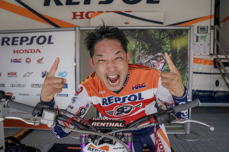 Dominating Day 2 in Italy, Fujinami sets new record becoming the oldest rider to win