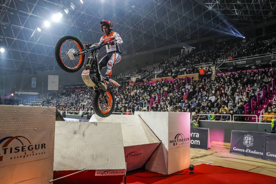 Toni Bou convincingly wins opening round