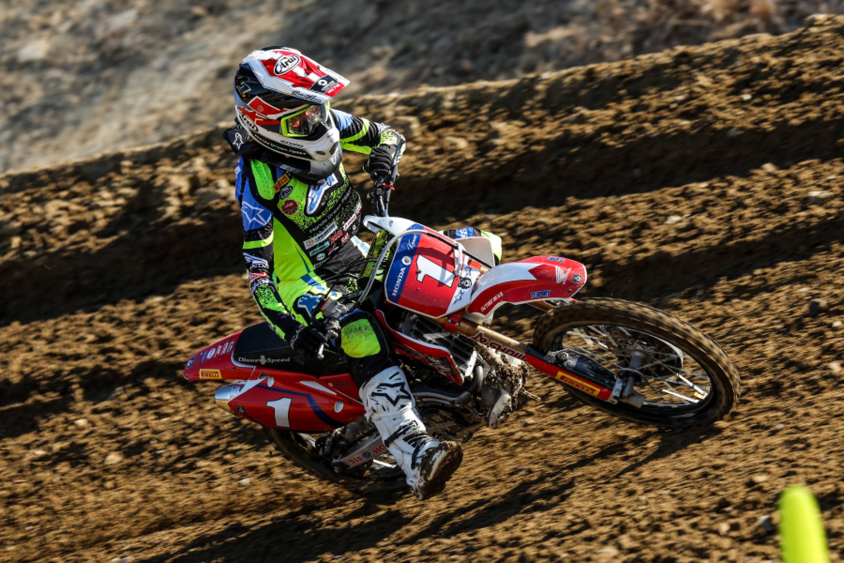 全戦優勝のタイトル防衛に向けて、川井がまず1勝。箕浦は3位表彰台