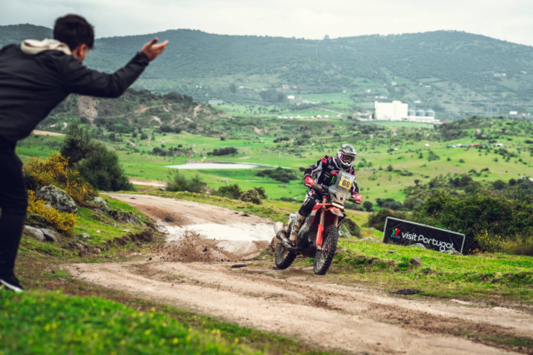 Second stage victory narrows gap for Schareina in Portugal