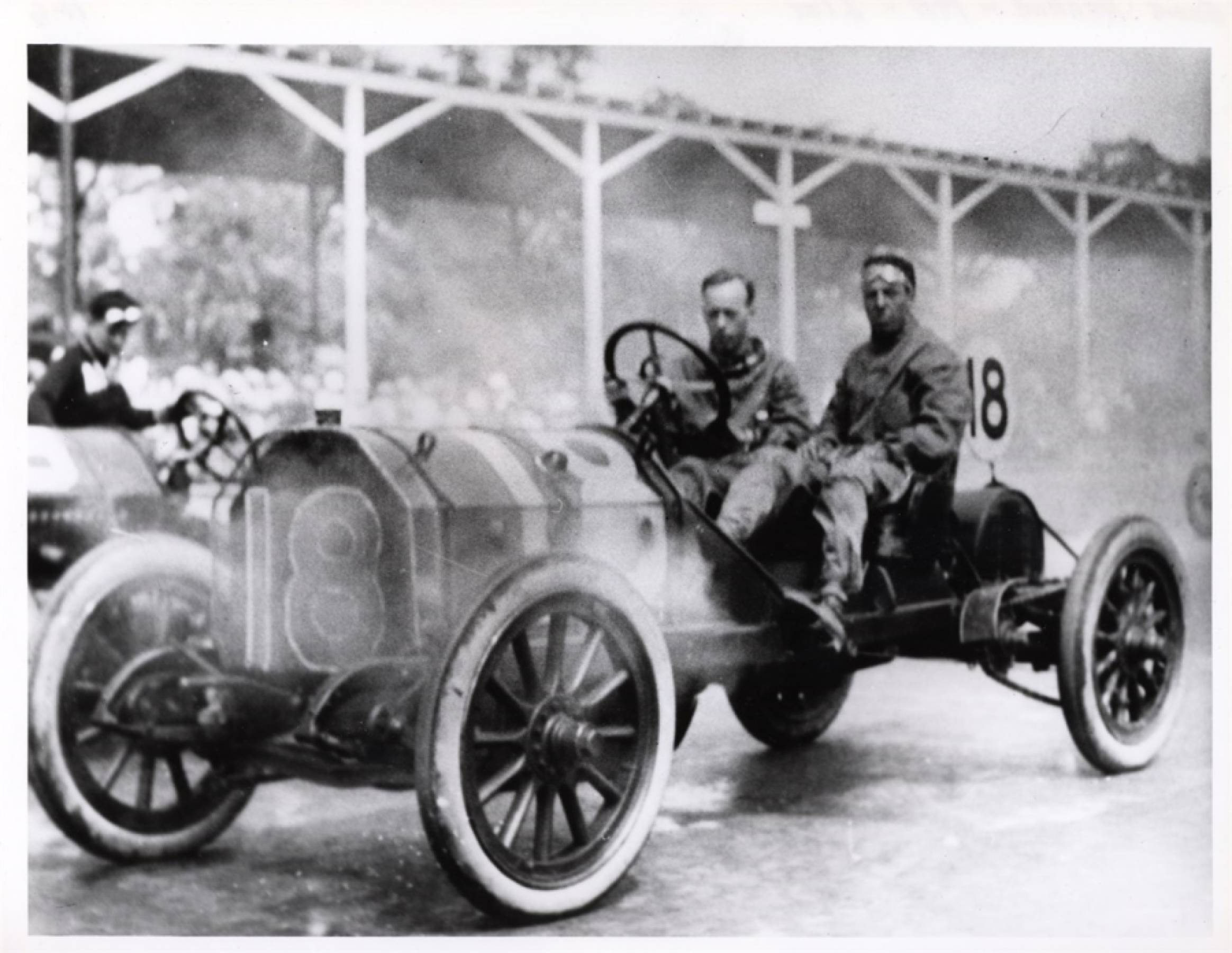 ドライバーとメカニックの乗ったマシン（1911年）